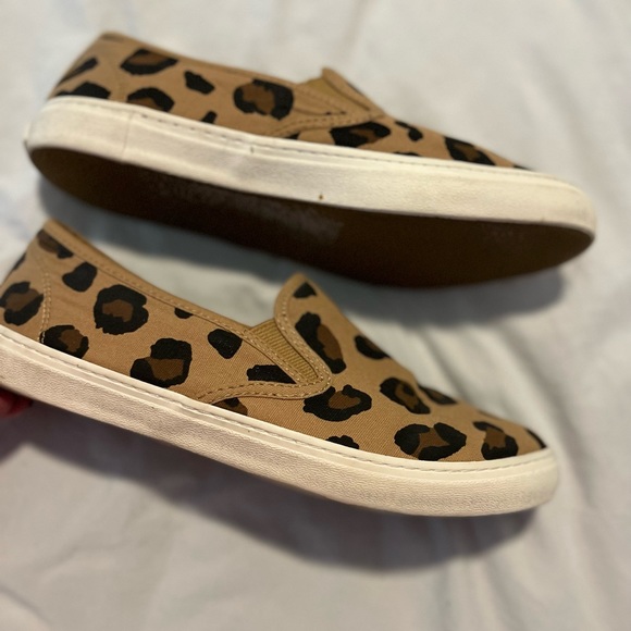 Cute leopard canvas flats! - Picture 2 of 3